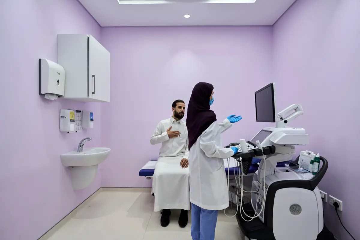 أخصائي عيادتي خلال استشارة بالفيديو